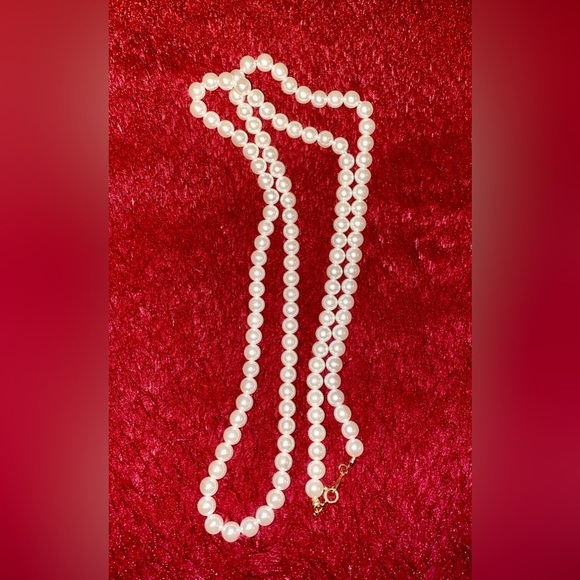 Elegant White Faux  Pearl Necklace by Claire’s - Picture 5 of 5